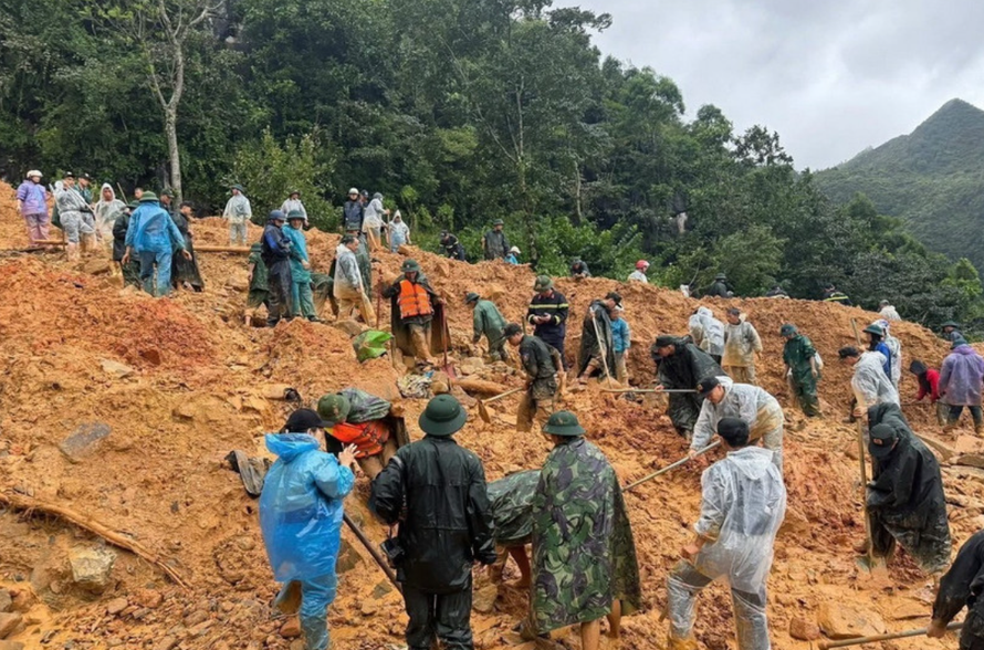 Cán bộ, chiến sỹ Công an tỉnh Tuyên Quang phối hợp cùng các lực lượng tìm kiếm 4 nạn nhân mất tích trong lũ lụt do hoàn lưu bão số 10 tại thôn Má Lầu A, xã Lũng Cú, tỉnh Tuyên Quang.