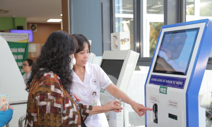 Người bệnh làm thủ tục ở ki-ốt đăng ký khám tự động tại Bệnh viện Đa khoa Đức Giang