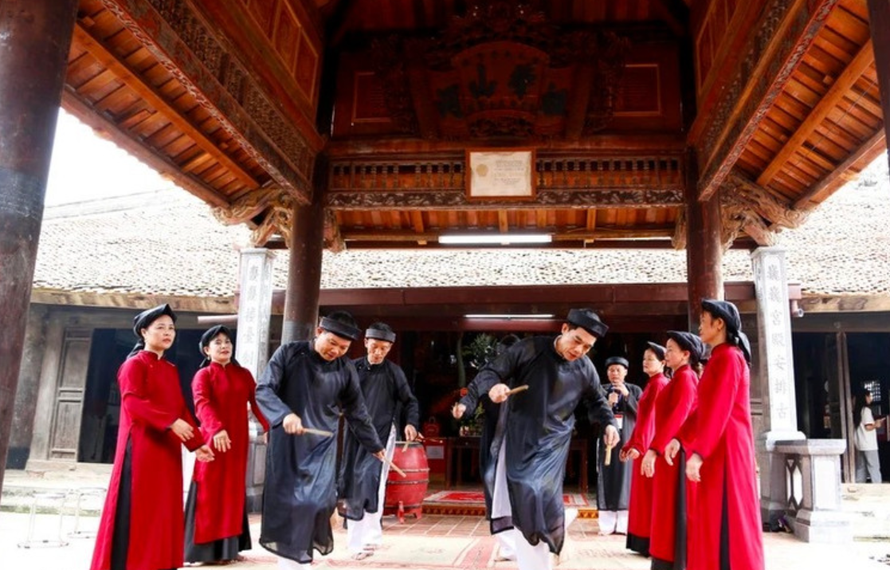 Di sản Hát Xoan (Phú Thọ) còn được gọi là Khúc môn đình (hát cửa đình), là lối hát thờ thần, tương truyền có từ thời các Vua Hùng.