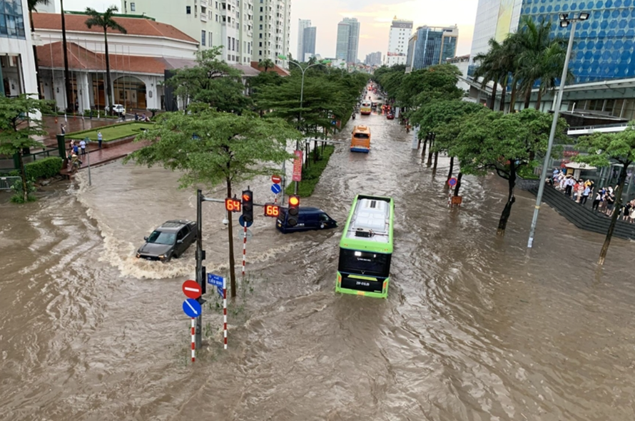 Mưa to khiến nhiều khu vực ở Hà Nội rơi vào cảnh ngập lụt