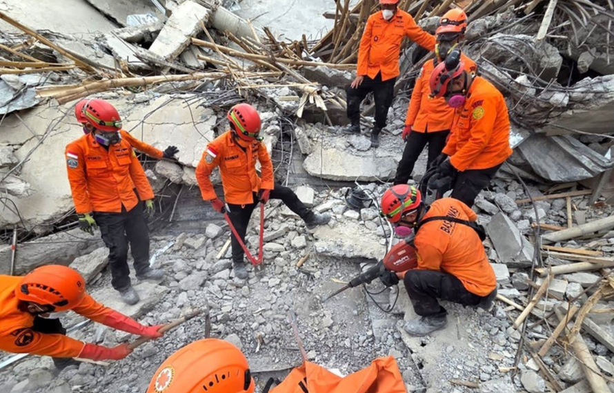 Lực lượng cứu hộ tìm kiếm nạn nhân trong vụ sập tòa nhà tại trường nội trú Hồi giáo Al-Khoziny ở Sidoarjo, tỉnh Đông Java, Indonesia, ngày 4/10/2025.