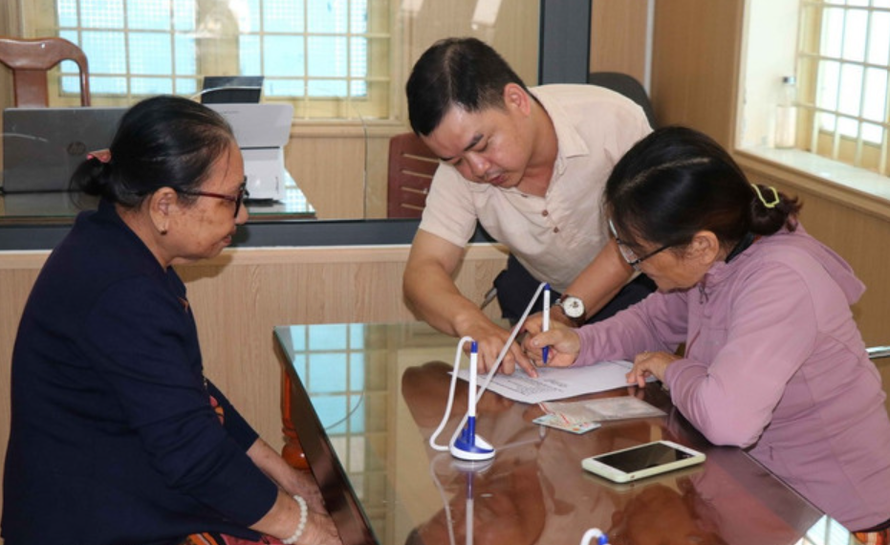 Nhân viên Trung tâm phục vụ hành chính công xã Duy Xuyên, thành phố Đà Nẵng hướng dẫn người dân thực hiện các yêu cầu về thủ tục hành chính. 