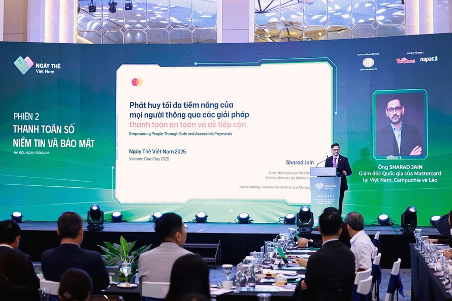 Ông Sharad Jain, Giám đốc Quốc gia Mastercard tại Việt Nam, Campuchia và Lào trình bày tham luận tại hội thảo