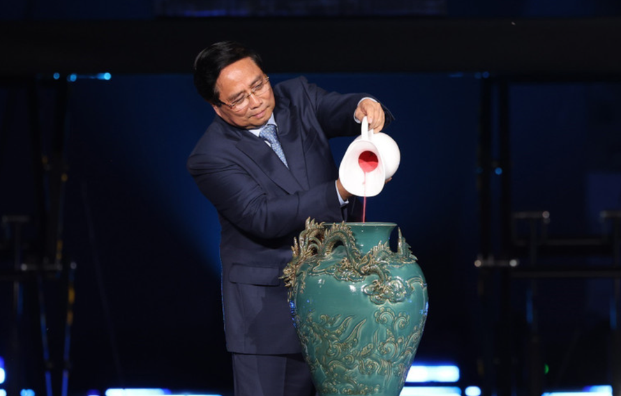 Thủ tướng Phạm Minh Chính thực hiện nghi thức vẽ tranh gốm ngũ sắc