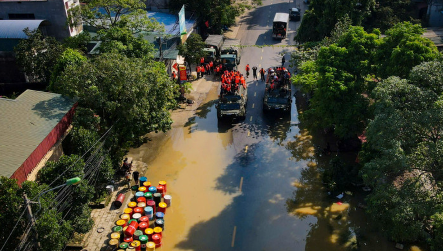 Công an thành phố Hà Nội) phối hợp với Công an địa phương, quân đội và các cơ quan chức năng tiếp tục ứng cứu, di dời và hỗ trợ hàng nghìn người dân tại các khu vực ngập sâu