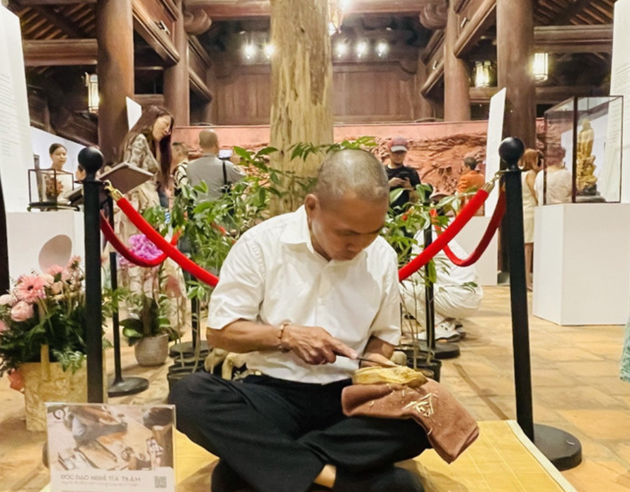 Nghệ nhân trình diễn tỉa trầm tại triển lãm