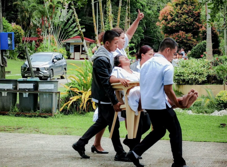 Chuyển người bị thương sau trận động đất tại tỉnh Agusan Del Sur, Philippines, ngày 10/10/2025. 