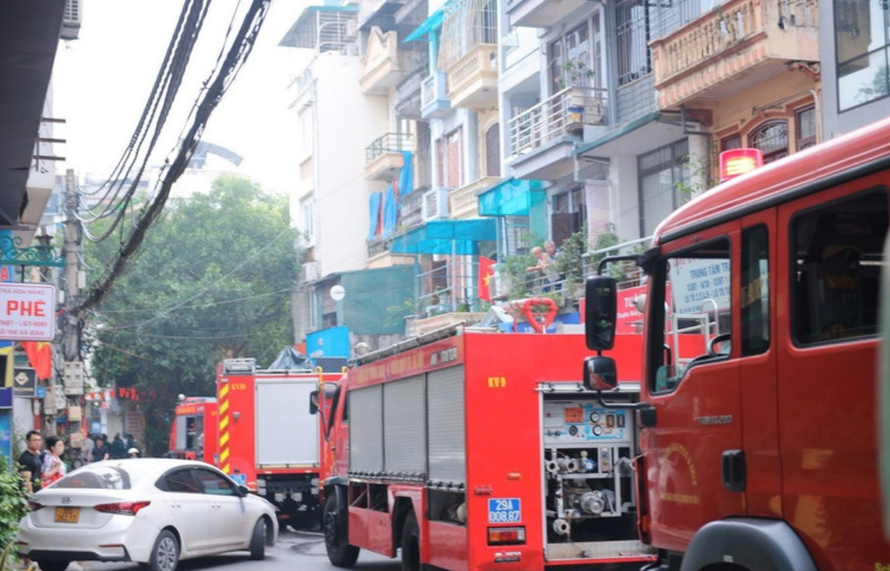 Lực lượng chức năng cố gắng dập tắt đám cháy