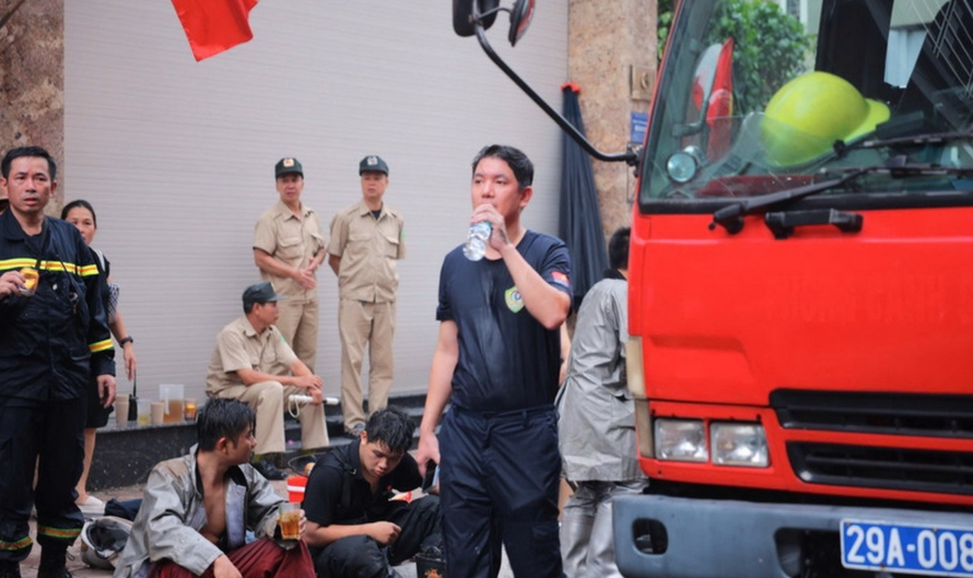 Lực lượng chức năng cố gắng dập tắt đám cháy