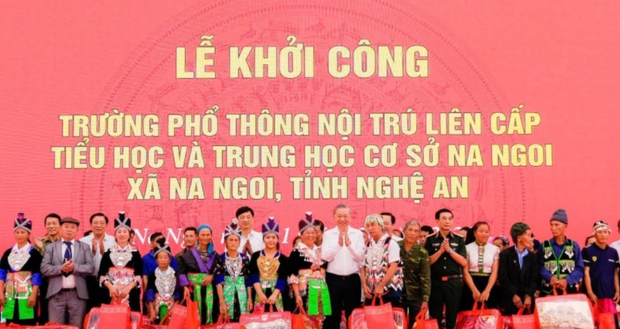 Tổng Bí thư Tô Lâm tặng quà cho các gia đình khó khăn, gia đình chính sách xã Na Ngoi
