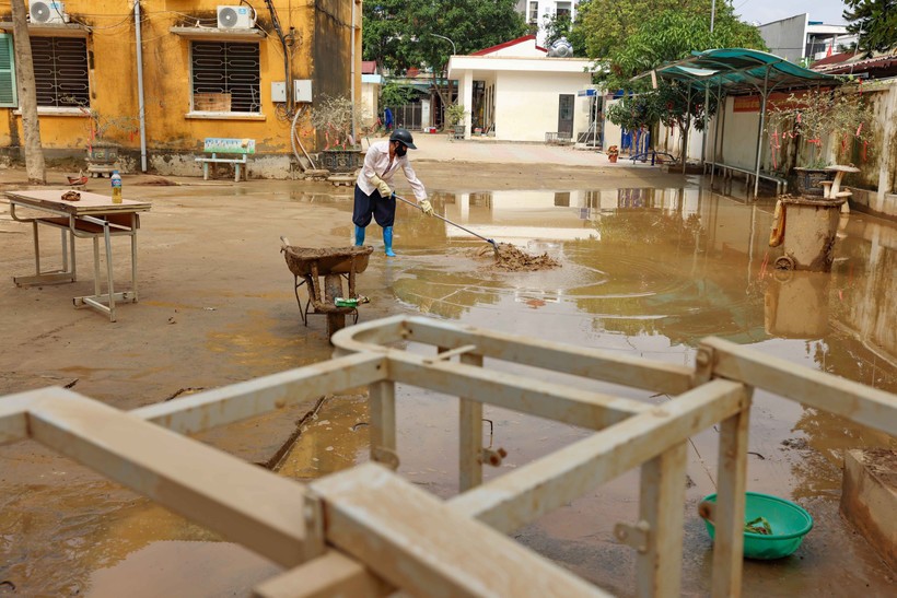 Các địa phương dọn dẹp vệ sinh sau mưa lũ. Ảnh: Thanh Tùng/TTXVN.