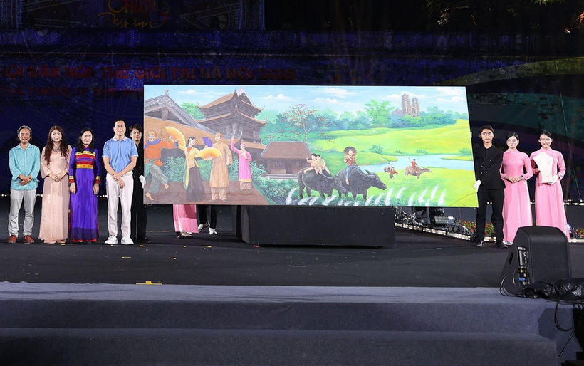 Đại diện Tập đoàn T&T Group và Ngân hàng SHB đấu giá thành công bức tranh của họa sĩ Ngô Bá Hoàng với giá 1 tỉ đồng.