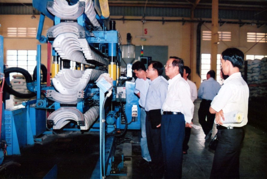 Ông Phạm Gia Được (1939-2024) – nguyên tổng Giám đốc Liên hiệp sản xuất – xuất nhập khẩu (sau này là Tổng công ty Nhựa Việt Nam – Vinaplast) – Chủ tịch Hiệp hội Nhựa Việt Nam nhiệm kỳ I & II (1990 – 2002) trong chuyến tham quan nhà máy sản xuất nhựa