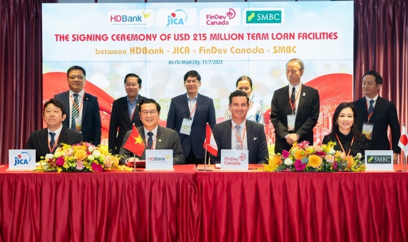 Ông Trần Hoài Nam- Phó Tổng Giám đốc HDBank- đại diện HDBank thực hiện ký kết khoản vay hợp vốn trị giá 215 triệu USD với JICA, FinDev Canada và SMBC.