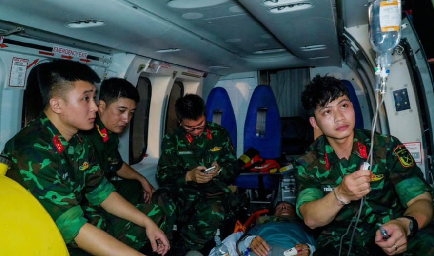 Các bác sỹ Tổ Cấp cứu đường không, Bệnh viện Quân y 175, Thành phố Hồ Chí Minh theo dõi người bệnh trong quá trình bay