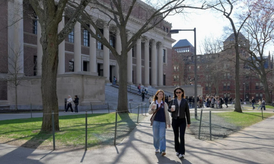 Sinh viên tại Đại học Havard ở Cambridge, Massachusetts (Mỹ).