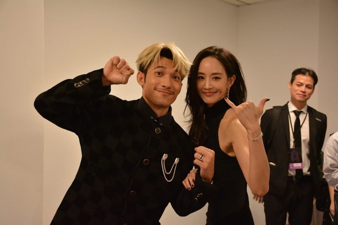 Liên Bỉnh Phát ăn mừng với bạn diễn trong phim - Trương Quân Ninh.