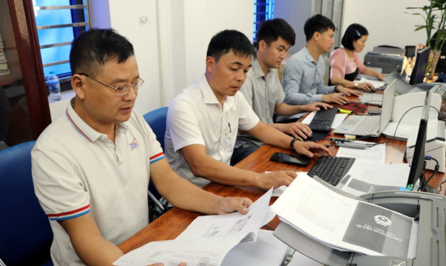 Các cán bộ xã cập nhật dữ liệu, bổ sung thông về cơ sở dữ liệu đất đai của xã. 