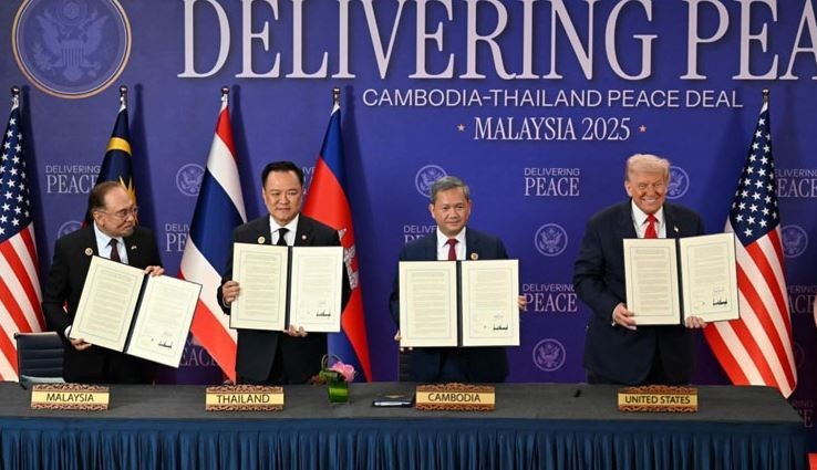 Thủ tướng Malaysia Anwar Ibrahim, Thủ tướng Thái Lan Anutin Charnvirakul, Thủ tướng Campuchia Samdech Thipadei Hun Manet, Tổng thống Mỹ Donald Trump tại lễ ký kết.