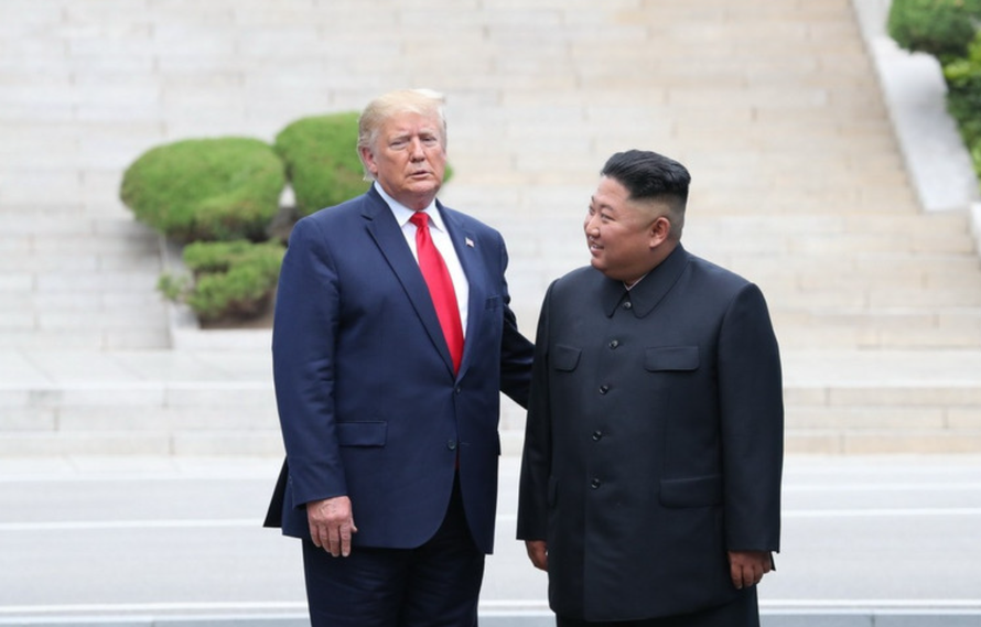 Tổng thống Mỹ Donald Trump (trái) và nhà lãnh đạo Triều Tiên Kim Jong Un trong cuộc gặp tại làng Panmunjom ở biên giới liên Triều ngày 30/6/2019.