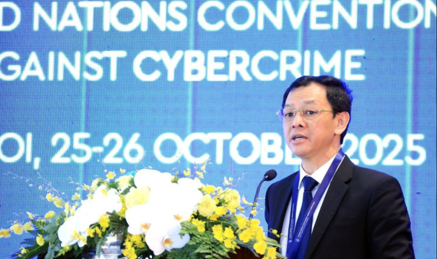 Thứ trưởng Bộ Y tế Nguyễn Tri Thức phát biểu tại hội thảo