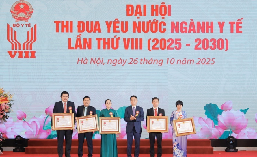 Phó Thủ tướng Lê Thành Long trao Huân chương Lao động cho 5 tập thể thuộc Bộ Y tế.