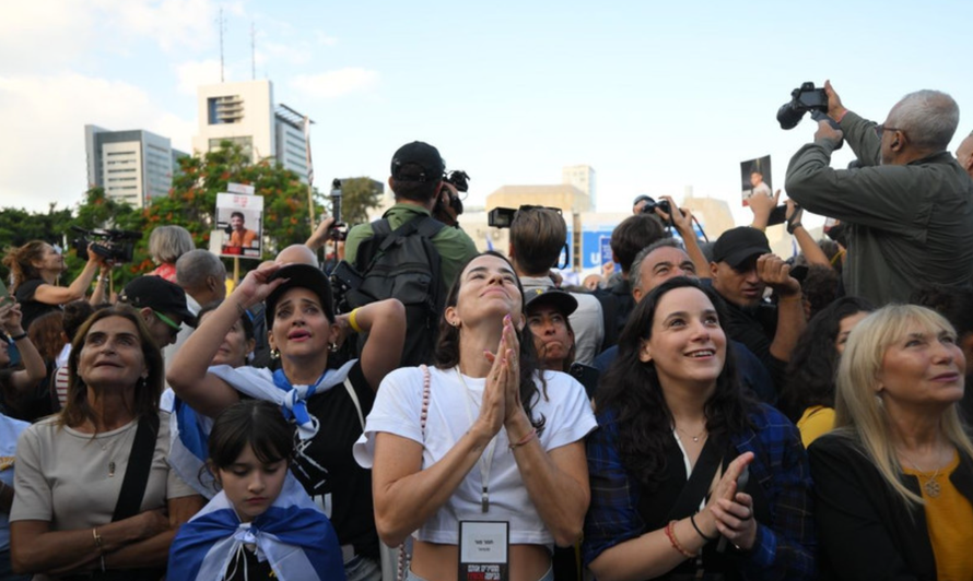 Người dân theo dõi chương trình truyền hình trực tiếp cuộc trao đổi con tin, tại quảng trường ở Tel Aviv, Israel ngày 13/10/2025