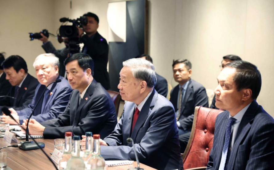 Tổng Bí thư Tô Lâm dự tọa đàm với các chuyên gia công nghệ của Anh và thế giới về AI và Chip bán dẫn