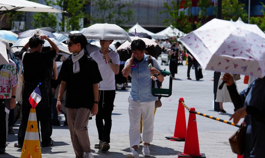 Người dân di chuyển trên đường phố dưới trời nắng nóng tại Osaka, Nhật Bản