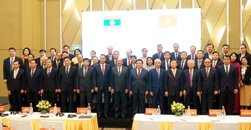 Đoàn đại biểu Việt Nam và Lào chụp ảnh lưu niệm.