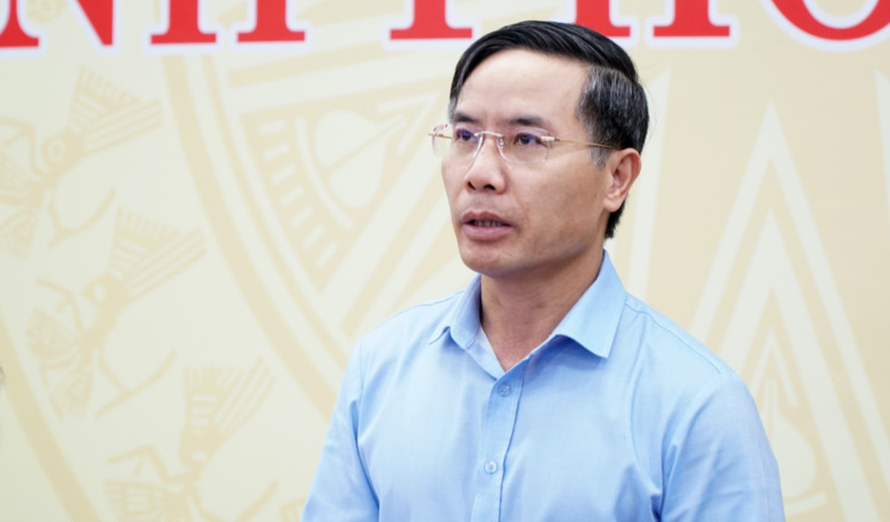 Chủ tịch UBND thành phố Đà Nẵng Phạm Đức Ấn báo cáo tình hình thiệt hại mưa lũ.