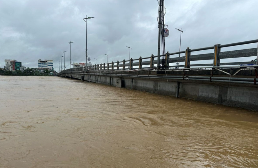 Nước lũ sông Trà Bồng đã áp sát cầu Châu Ổ. 