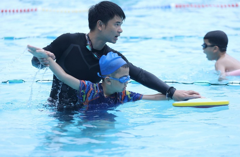 Dạy kỹ năng bơi cho trẻ em để phòng tránh tai nạn đuối nước