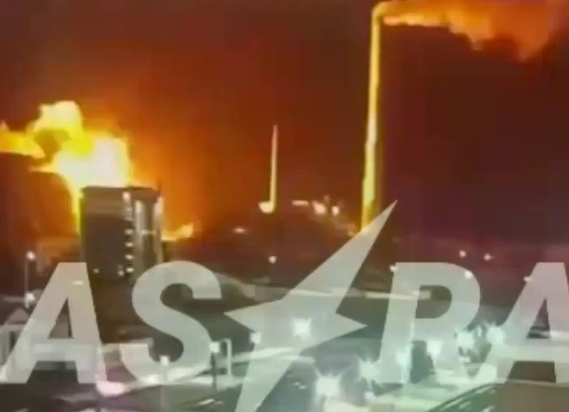 Ảnh chụp màn hình từ một video được cho là ghi lại cảnh nổ tại nhà máy nhiệt điện kết hợp Oryol