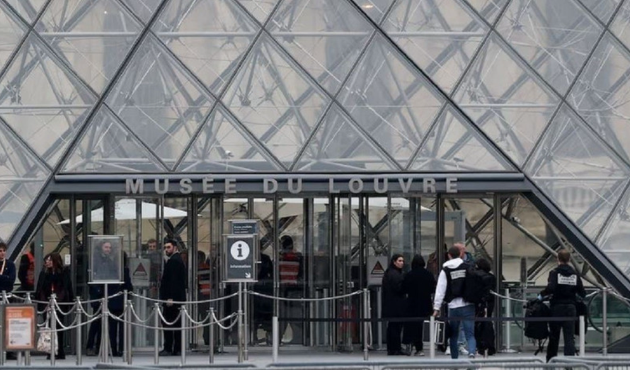 Cảnh sát được triển khai tại Bảo tàng Louvre ở Paris, sau vụ trộm gây chấn động nước Pháp.