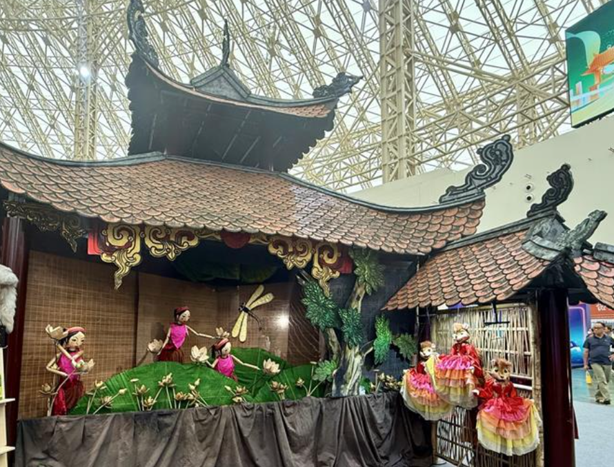 Gian trưng bày nghệ thuật múa rối của Nhà hát Múa rối Việt Nam trong lòng Hội chợ mùa Thu 2025. 