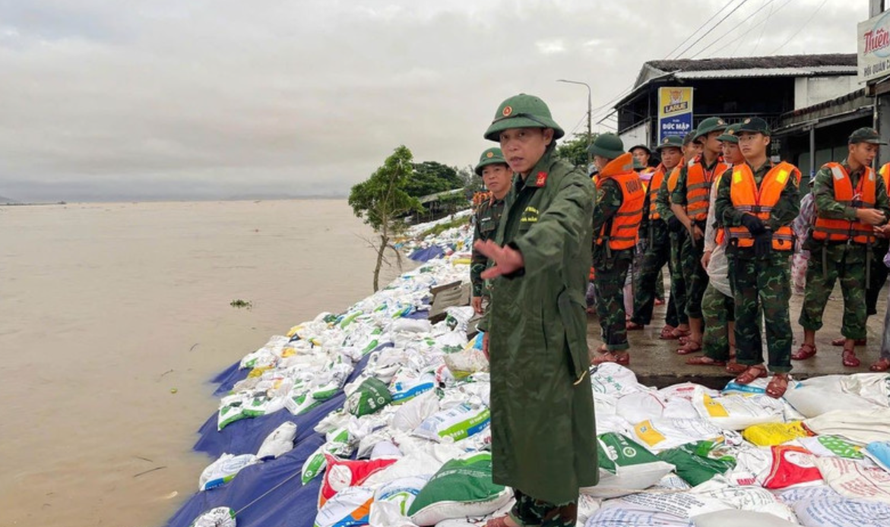 Lực lượng quân đội ứng phó khẩn cấp chống sạt lở bờ kè An Lương và bãi biển Tân Thành, An Bàng ở thành phố Đà Nẵng.
