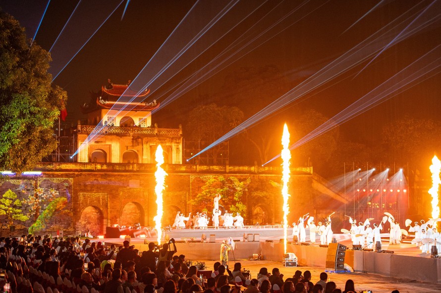 Hoàng thành Thăng Long rực rỡ trong Lễ khai mạc Festival.