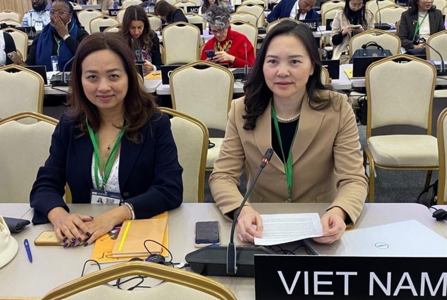 Đại sứ Nguyễn Thị Vân Anh, Trưởng Phái đoàn thường trực Việt Nam bên cạnh UNESCO (bên phải) tham dự Kỳ họp lần thứ 43 Đại hội đồng UNESCO