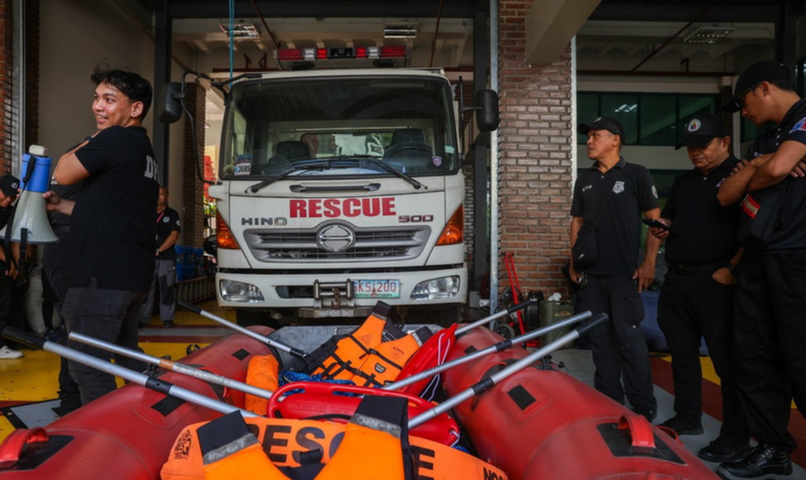 Lực lượng cứu hộ chuẩn bị sẵn sàng ứng phó với bão Fung-Wong tại Quezon, Philippines.