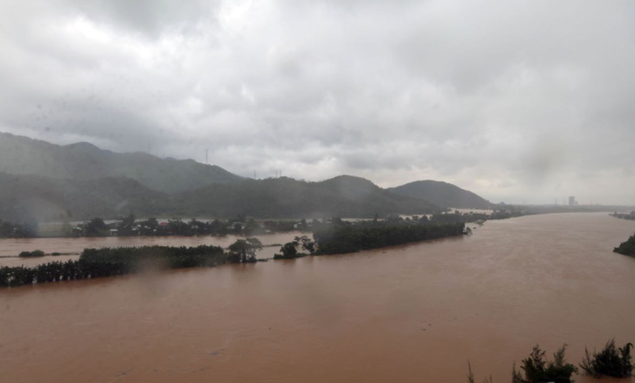 Nước lũ dâng cao trên sông Cu Đê, thành phố Đà Nẵng.