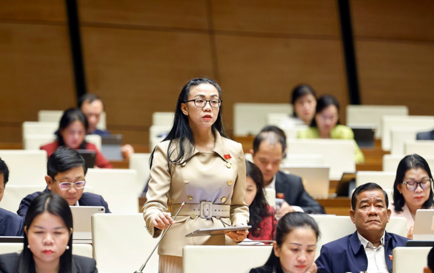 Đại biểu Quốc hội tỉnh Lâm Đồng Trịnh Thị Tú Anh phát biểu. 