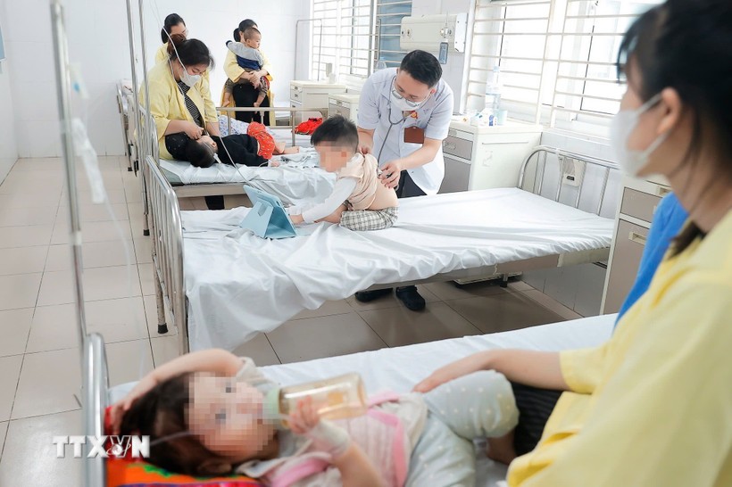 Tại Khoa Nhi Bệnh viện Bệnh nhiệt đới Trung ương đang điều trị cho hơn 50 bệnh nhi mắc cúm A.