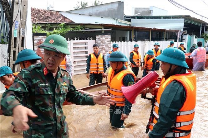 Các lực lượng cứu hộ khẩn trương đưa phương tiện vào thôn Phước Lợi (xã Ninh Phước) để đưa người dân bị mưa lũ cô lập đến nơi an toàn.