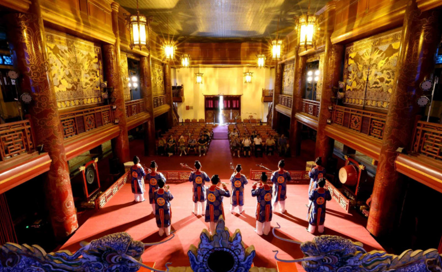 Những thanh âm trầm bổng, uy nghi của dàn Đại nhạc vang lên tại nhà hát Duyệt Thị Đường, tái hiện không gian văn hóa cung đình một thuở