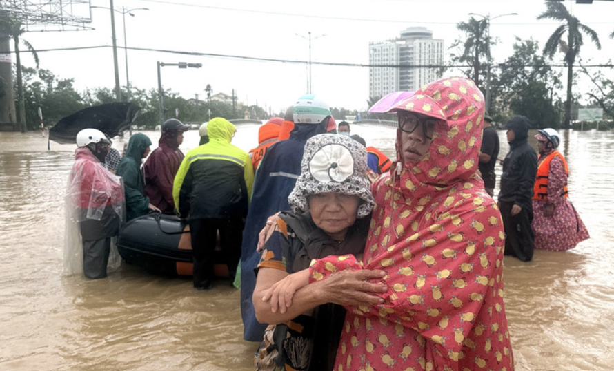 Nhiều hộ dân vùng ngập sâu ở Đắk Lắk được đưa đến nơi an toàn.