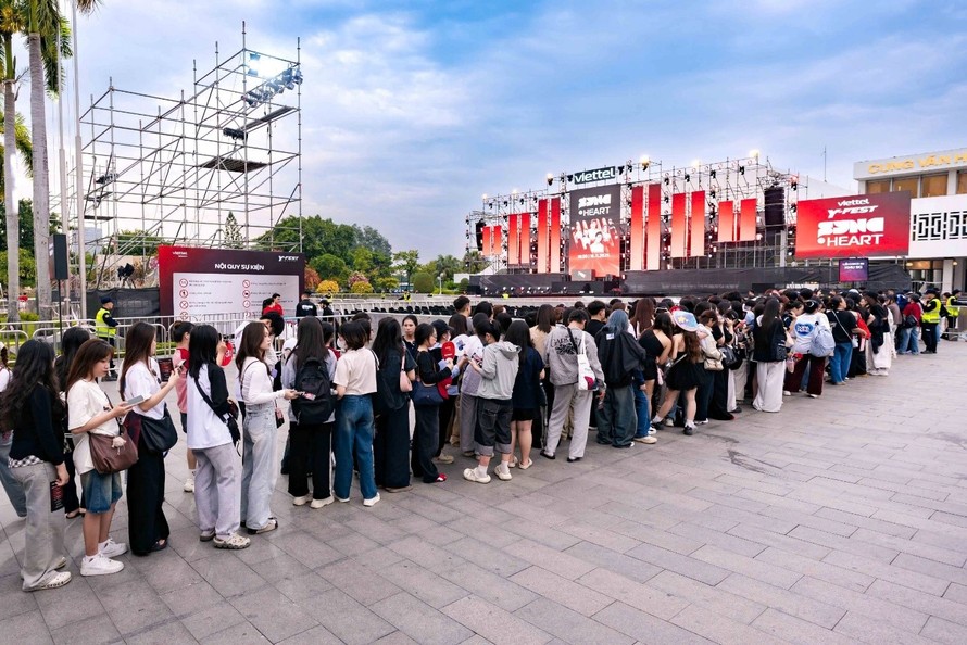 Đông đảo các bạn trẻ xếp hàng, háo hức đón chờ đêm diễn. Lần đầu tiên, các bạn trẻ được Hải Phòng được đắm chìm với khí thế rực lửa của Y-Fest