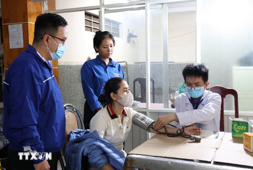 Các bác sỹ thành phố Hồ Chí Minh được tăng cường đến Khánh Hòa để khám bệnh cho người dân ở điểm số 6 Phan Bội Châu, phường Nha Trang. Ảnh: Phan Sáu/TTXVN.