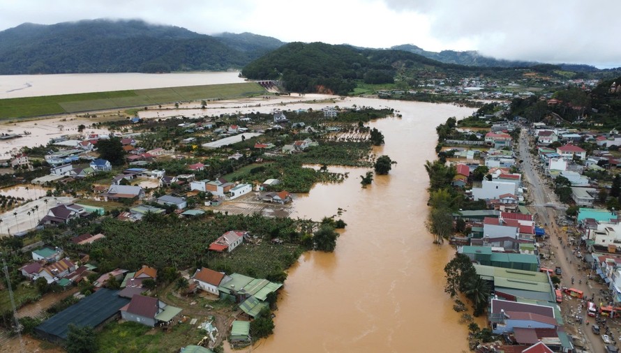 Nhiều khu dân cư với trên 400 nhà dân tại xã D’ran (Lâm Đồng) bị ngập trong trận lũ lịch sử. Ảnh: Nguyễn Dũng/TTXVN.