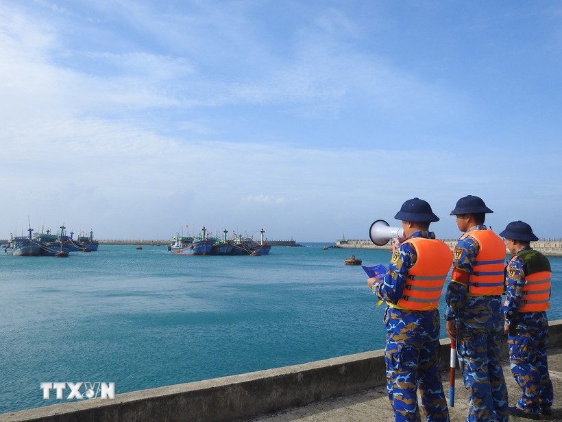 Lực lượng hải quân kêu gọi tàu thuyền vào tránh trú bão số 15. Ảnh: TTXVN.